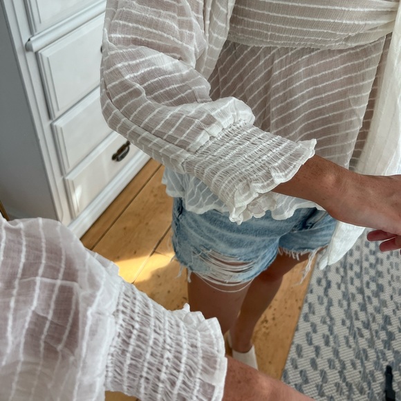 NWT VICI dolls sheer white flowy top with plunge neckline Size Medium - Picture 8 of 9